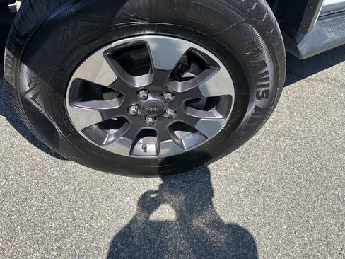 Used 2018 Jeep Wrangler Unlimited Sahara AWD/4WD image 3