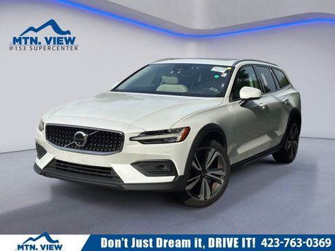 Used 2025 Volvo V60 B5 Cross Country Plus AWD/4WD image 1