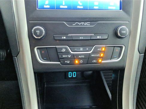 Used 2020 Ford Fusion SE image 26