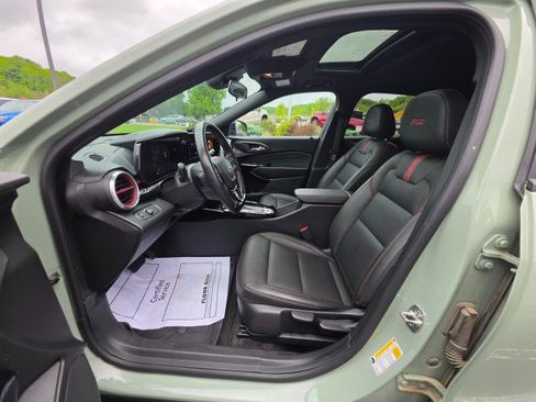 Used 2024 Chevrolet Trax RS w/ Sunroof Package FWD image 28