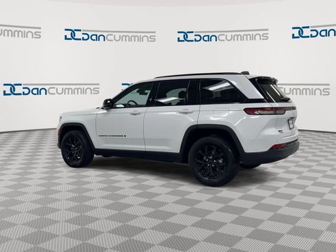 Used 2025 Jeep Grand Cherokee Altitude AWD/4WD image 6