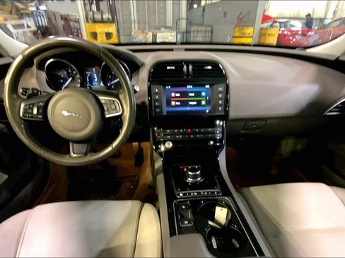 Used 2017 Jaguar XE Premium image 15