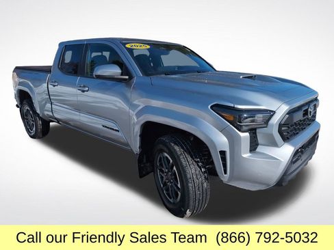 Used 2025 Toyota Tacoma TRD Sport w/ TRD Sport Upgrade Package image 9