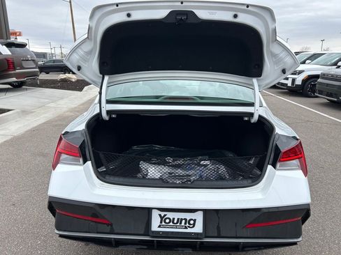 Used 2025 Hyundai Elantra SEL image 21