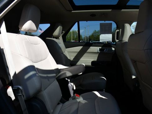 Used 2023 Ford Explorer Platinum w/ Technology Package AWD/4WD image 18