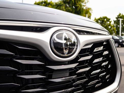 Used 2024 Toyota Highlander XLE image 4