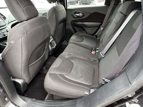Used 2016 Jeep Cherokee Latitude FWD image 12