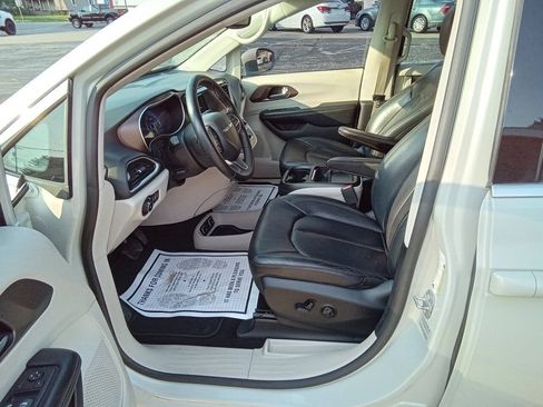 Used 2017 Chrysler Pacifica Touring-L FWD image 12