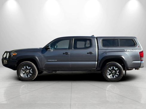 Used 2017 Toyota Tacoma TRD Off-Road w/ Tow Package (A/T) AWD/4WD image 5