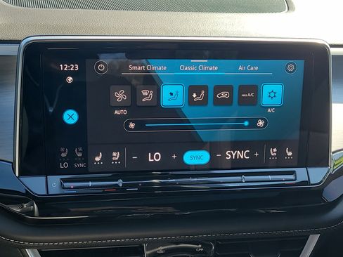 Used 2025 Volkswagen Atlas Cross Sport SE image 25