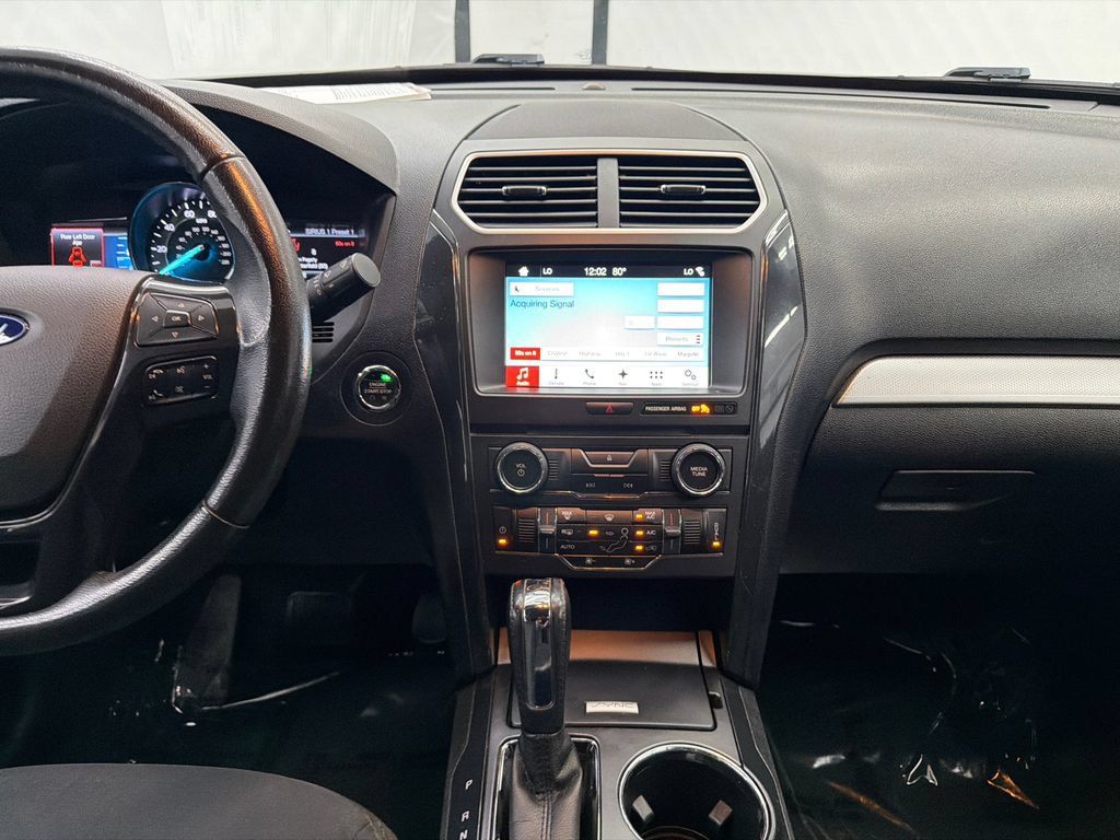 Used 2017 Ford Explorer XLT w/ Equipment Group 201A FWD image 29