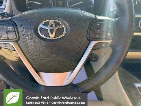 Used 2017 Toyota Highlander XLE w/ Carpet Mat Package AWD/4WD image 17