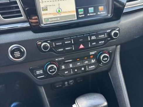 Used 2017 Kia Niro Touring FWD image 7