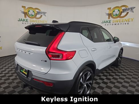 Used 2022 Volvo XC40 T5 R-Design w/ Advanced Package image 9