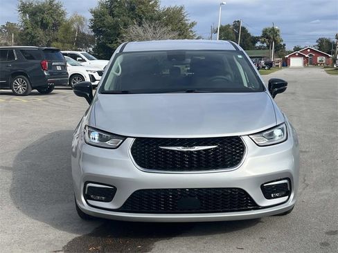 Used 2024 Chrysler Pacifica Touring-L image 8