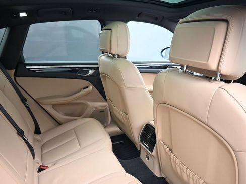 Certified 2024 Porsche Macan AWD/4WD image 7