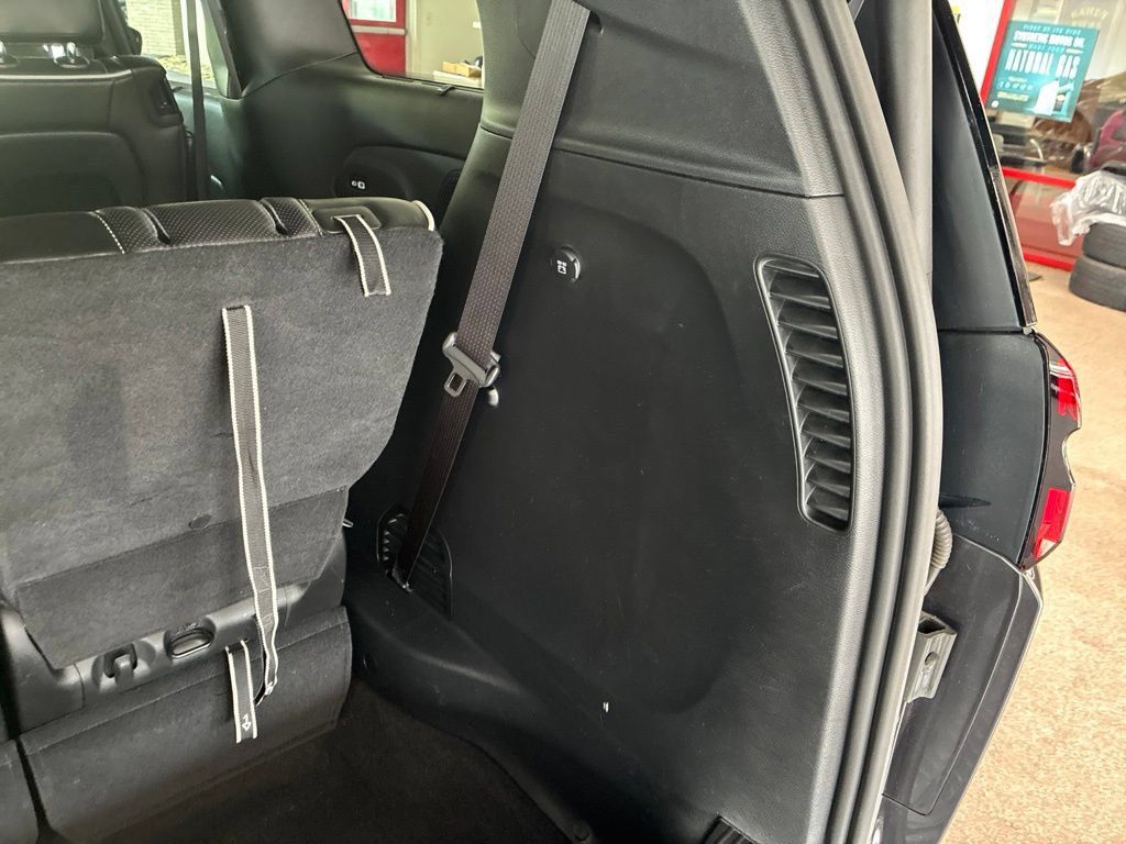 Used 2023 Chrysler Pacifica Limited w/ S Appearance Package FWD image 32