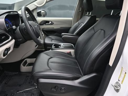 Used 2024 Chrysler Pacifica Touring-L FWD image 13