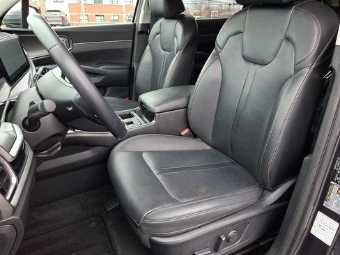 Used 2024 Kia Sorento S image 17