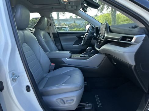 Used 2023 Toyota Highlander XLE FWD image 17