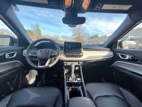 Used 2025 Jeep Compass Limited image 34