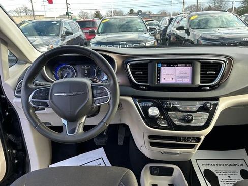 Used 2022 Chrysler Voyager LX image 16