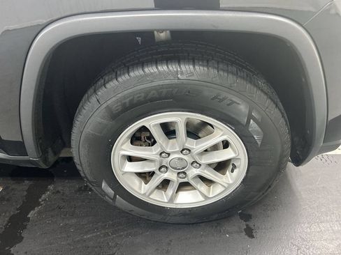 Used 2020 Jeep Grand Cherokee Laredo AWD/4WD image 8