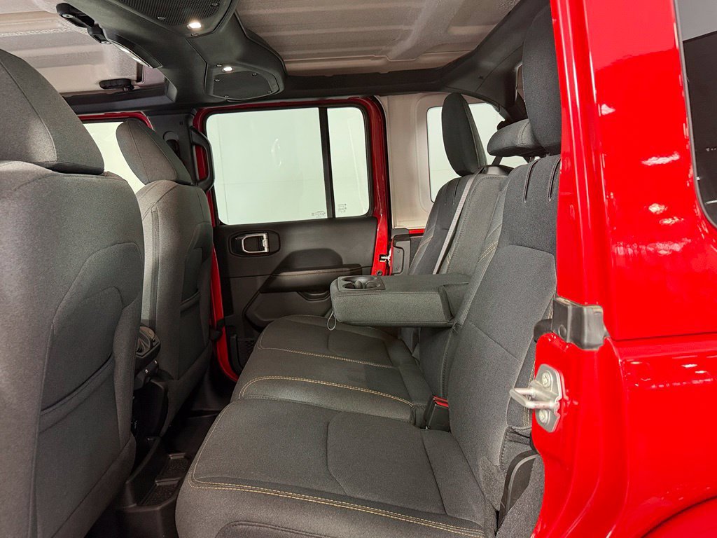 Used 2025 Jeep Wrangler Unlimited Sahara AWD/4WD image 20