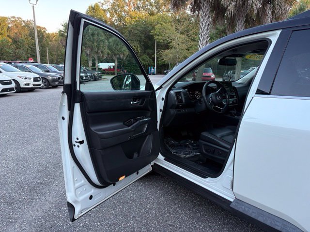 Used 2022 Nissan Pathfinder SL w/ SL Premium Package AWD/4WD image 9