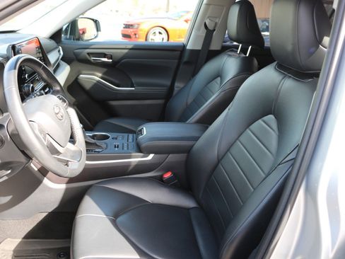 Used 2022 Toyota Highlander XLE image 26