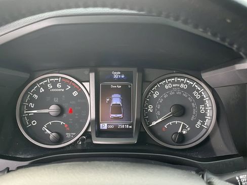 Used 2022 Toyota Tacoma TRD Off-Road image 14