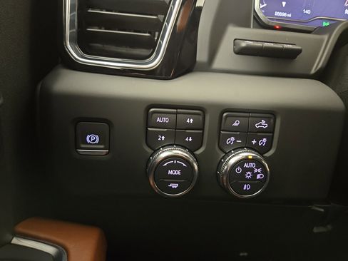 Used 2024 GMC Sierra 3500 Denali Ultimate image 31