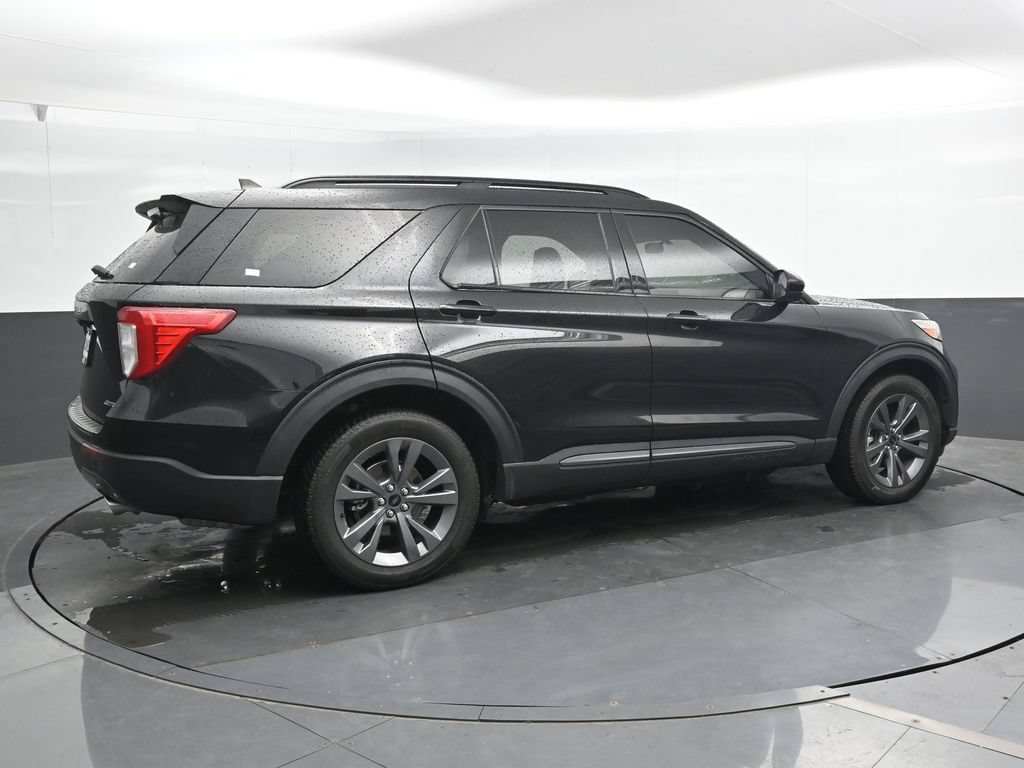 Used 2022 Ford Explorer XLT w/ Equipment Group 202A AWD/4WD image 3