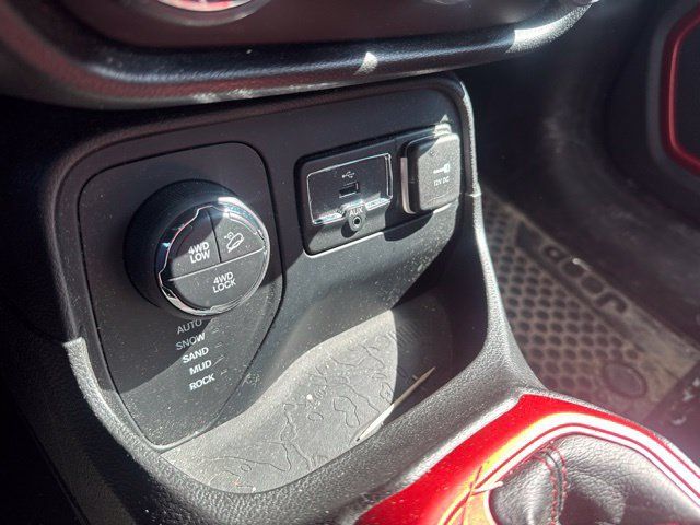 Used 2017 Jeep Renegade Trailhawk w/ Premium Trailhawk Package AWD/4WD image 19