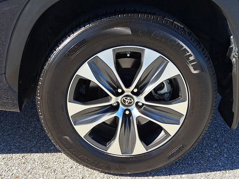 Certified 2023 Toyota Highlander XLE image 5