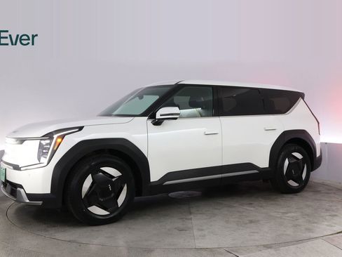 Used 2024 Kia EV9 Light Long Range RWD image 18