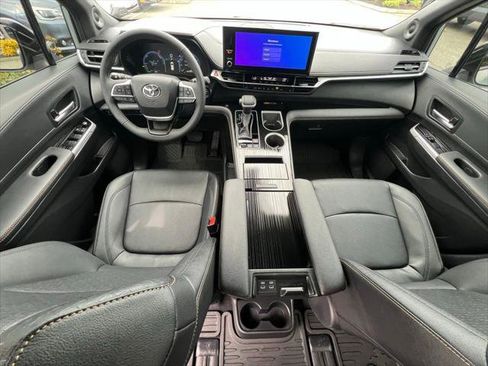 Certified 2025 Toyota Sienna XLE Woodland Edition AWD/4WD image 18