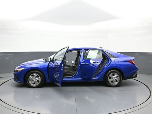 Used 2025 Hyundai Elantra SE FWD image 41
