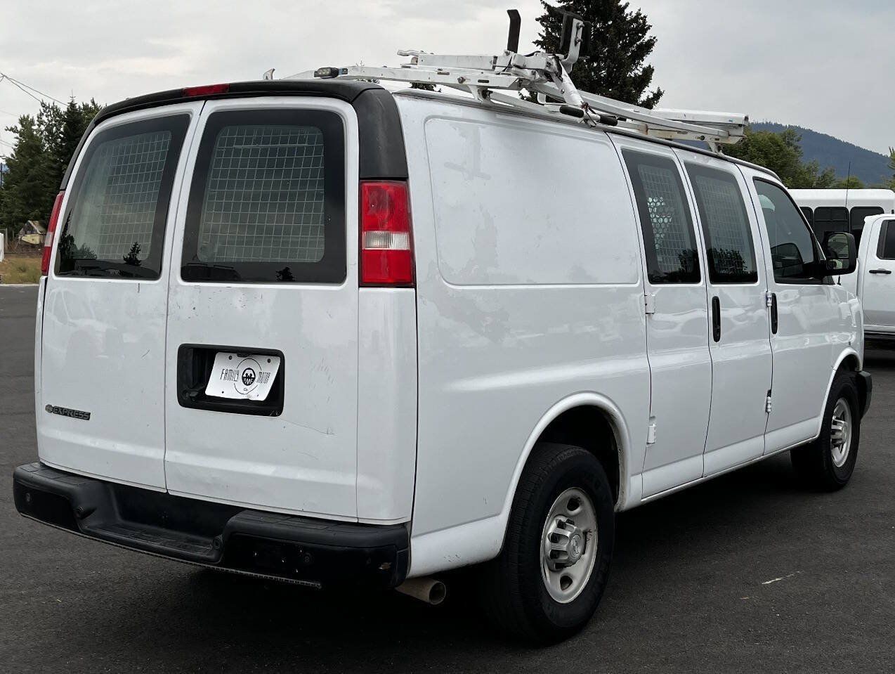 Used 2017 Chevrolet Express 2500 RWD image 5