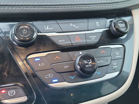 Used 2024 Chrysler Pacifica Limited FWD image 25