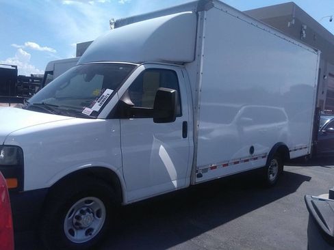 Used 2022 Chevrolet Express 3500 w/ Power Convenience Package RWD image 2
