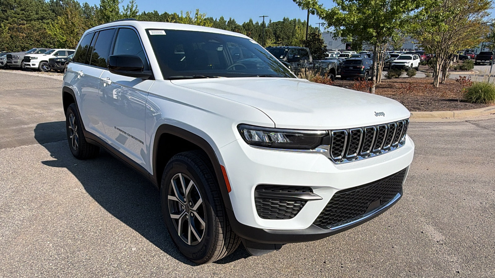 New 2027 Jeep Grand Cherokee Laredo RWD image 5