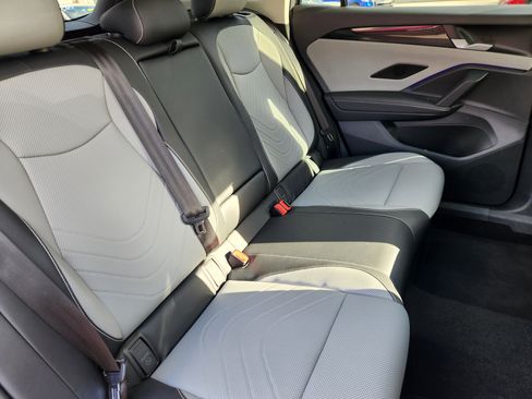 Certified 2025 Volkswagen Tiguan SE w/ Panoramic Sunroof Package image 16