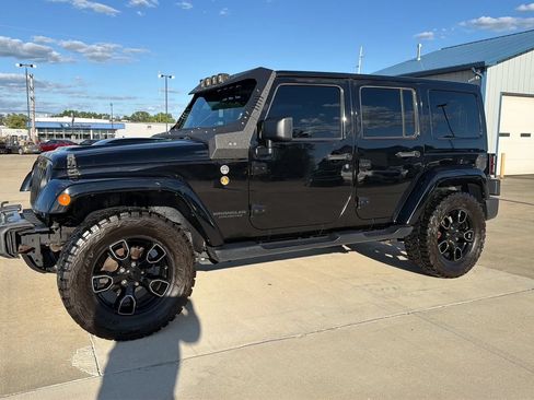 Used 2017 Jeep Wrangler Unlimited Sahara AWD/4WD image 5