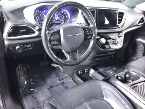 Used 2021 Chrysler Pacifica Touring-L w/ S Appearance Package image 9