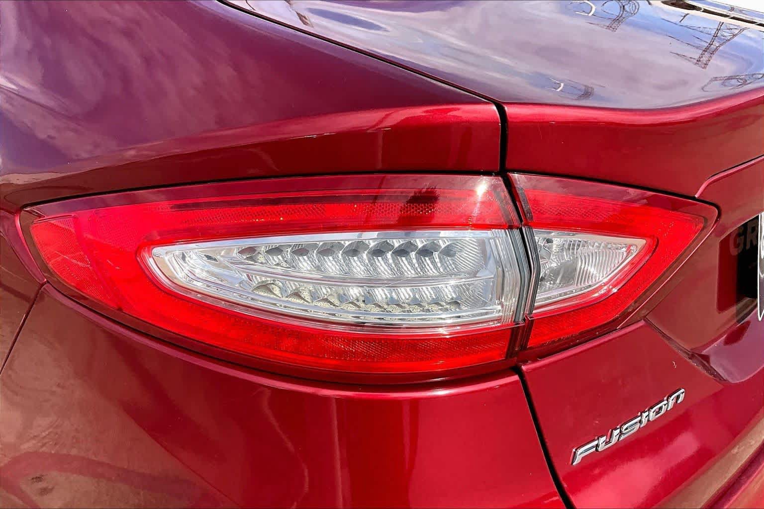 Used 2016 Ford Fusion SE FWD image 29