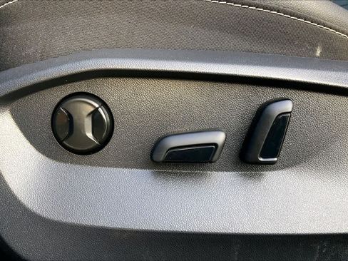 Used 2023 Volkswagen Taos SE w/ Panoramic Sunroof Package FWD image 32