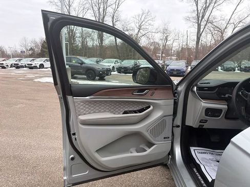 Used 2023 Jeep Grand Cherokee Summit AWD/4WD image 24