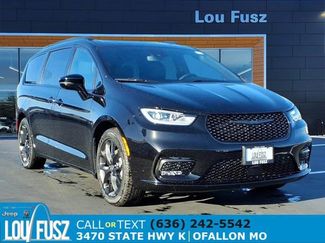 New 2026 Chrysler Pacifica Select w/ S Appearance Package video 1