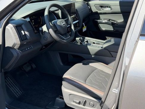 New 2026 Nissan Pathfinder Platinum FWD image 11